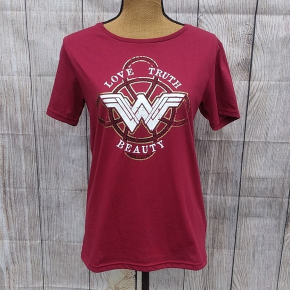 DC Comics Tops - Wonder Woman Maroon Short Sleeve T-Shirt NWT Sz M